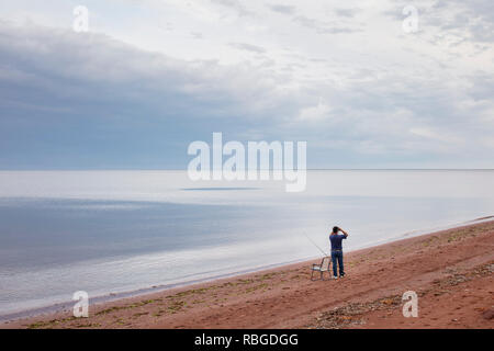 JACQUES CARTIER PROVINCIAL PARK, PRINCE EDWARD ISLAND, KANADA - Juli 6, 2018: ein Tourist Fische an der Küste des Golf von St. Lawrence. (Ryan Carter) Stockfoto