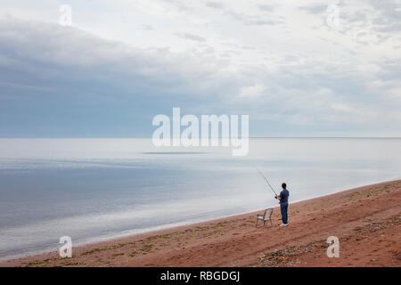 JACQUES CARTIER PROVINCIAL PARK, PRINCE EDWARD ISLAND, KANADA - Juli 6, 2018: ein Tourist Fische an der Küste des Golf von St. Lawrence. (Ryan Carter) Stockfoto