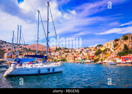 Symi, Griechenland. Farbige Häuser Dorf in Dodekanes Inseln, Rhodos. Stockfoto