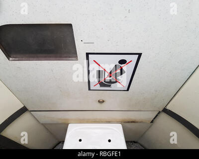 'Don't auf dem WC-Sitz' Zeichen in einem schmutzigen öffentliche Toilette stand Stockfoto