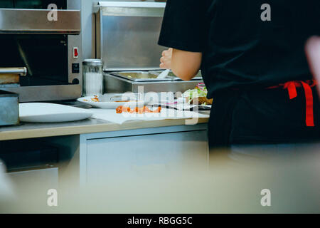 Fastfood in der frische Baguette mit Hähnchen in Diner Restaurant Stockfoto