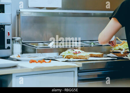 Fastfood in der frische Baguette mit Hähnchen in Diner Restaurant Stockfoto