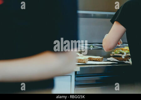 Fastfood in der frische Baguette mit Hähnchen in Diner Restaurant Stockfoto