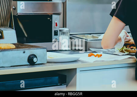 Fastfood in der frische Baguette mit Hähnchen in Diner Restaurant Stockfoto