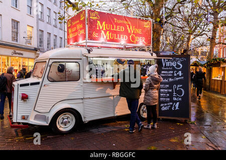 Menschen warme Getränke an Reben Glühwein Bar serviert wird (Retro mobile van Catering service) bei festlichen outdoor Weihnachtsmarkt - York, England, UK. Stockfoto