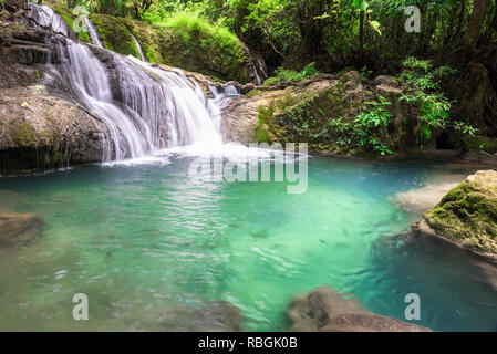 Huai Mae Kamin Wasserfall Srinakarin Damm in Kanchanaburi, Thailand. Stockfoto