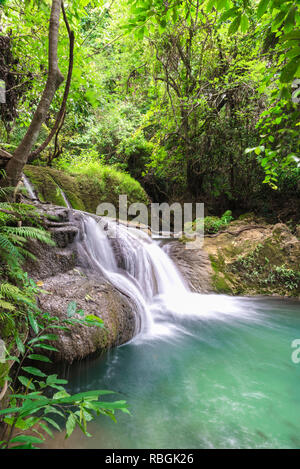 Huai Mae Kamin Wasserfall Srinakarin Damm in Kanchanaburi, Thailand. Stockfoto