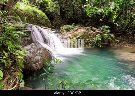 Huai Mae Kamin Wasserfall Srinakarin Damm in Kanchanaburi, Thailand. Stockfoto
