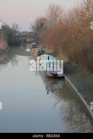 Am frühen Morgen Kanalboote auf der Oxford Canal an Fürstenberg auf dem Hügel in Oxfordshire Stockfoto