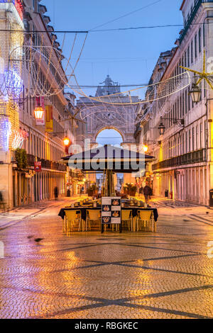 Rua Augusta Fußgängerzone mit Weihnachtsbeleuchtung, Lissabon, Portugal geschmückt Stockfoto