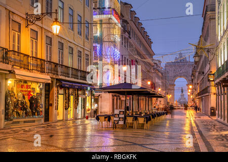 Rua Augusta Fußgängerzone mit Weihnachtsbeleuchtung, Lissabon, Portugal geschmückt Stockfoto