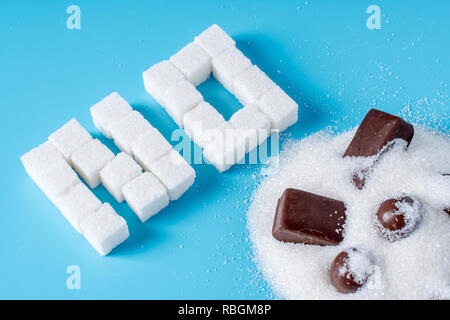 Text Keine ist mit würfelzucker mit Süßigkeiten Bonbons gefüttert. Das Konzept der Schaden für die Gesundheit der süssen und Ablehnung von Saccharose Stockfoto