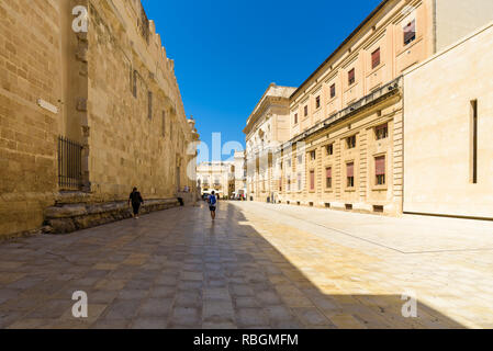 Piazza Minerva (Minerva), direkt neben der Kathedrale. Touristen und Einheimische genießen Sie den Blick auf die barocke Architektur der Insel Ortygia. Stockfoto