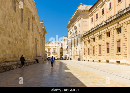 Piazza Minerva (Minerva), direkt neben der Kathedrale. Touristen und Einheimische genießen Sie den Blick auf die barocke Architektur der Insel Ortygia. Stockfoto