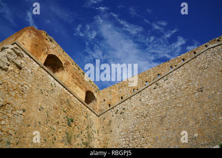 Nafplio, Griechenland. Blue Ski Landschaften, Ruinen, wild lebende Tiere am und in der Nähe der Arvanitias und Festung Palamidi im Dezember 2018 Stockfoto