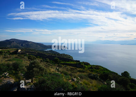 Nafplio, Griechenland. Blue Ski Landschaften, Ruinen, wild lebende Tiere am und in der Nähe der Arvanitias und Festung Palamidi im Dezember 2018 Stockfoto