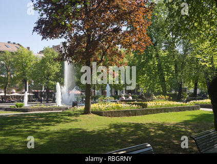 Studenterlunden Park an der Karl Johan Straße im Zentrum von Oslo, Norwegen, Bänken, Brunnen und grünen Platz für einen entspannten Urlaub Stockfoto