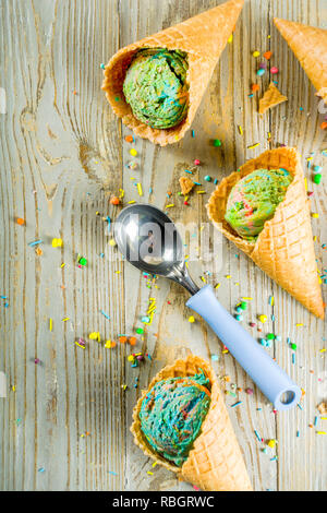 Bunte Regenbogen Eis mit Icecream cones auf hölzernen Hintergrund Stockfoto