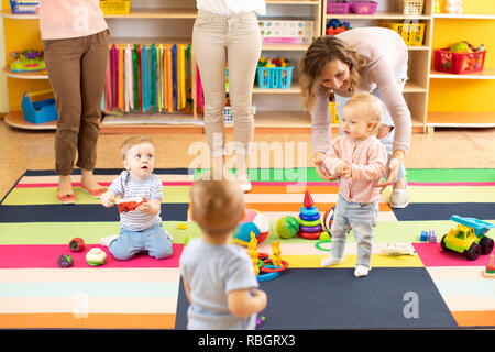 Kindergarten Kinder oder Kinder, die im Kindergarten Zimmer Stockfoto