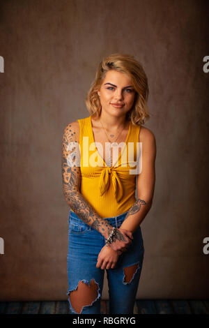 Porträt der schönen Frau mit Tattoos. Stockfoto