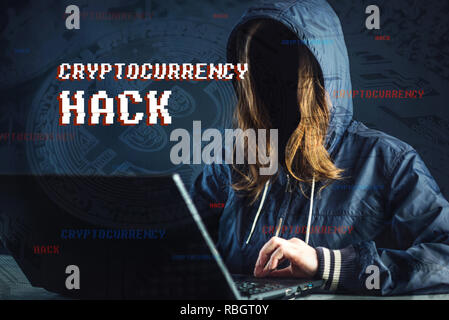 Ein Mädchen Hacker ohne Gesicht versucht cryptocurrency mit einem Computer zu stehlen. Betrug und Betrüger an Cryptojacking Stockfoto