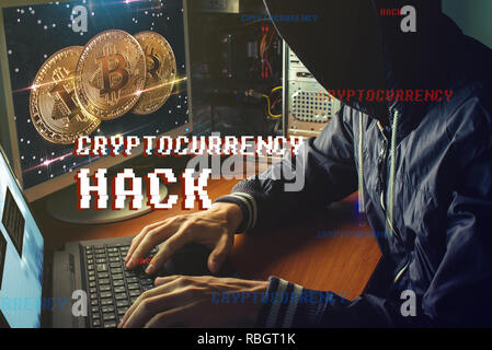 Ein anonymer Hacker ohne Gesicht versucht cryptocurrency mit einem Computer zu stehlen. Betrug und Täuschung bei Cryptojacking Stockfoto