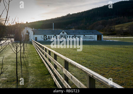 Ballindalloch Single Estate Whiskey Distillery in Spey Valley, Ballindalloch, Schottland Stockfoto