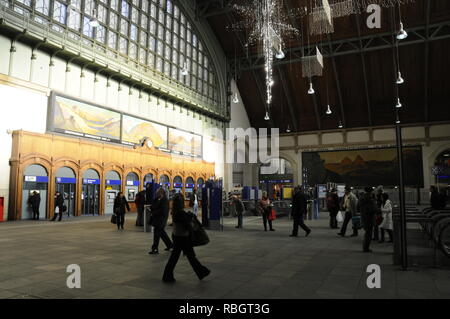 Auf dem Zusammentreffen mit einer Reihe von fahrkartenschalter am Basler Hauptbahnhof in Basel, Schweiz Stockfoto