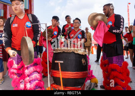 Kuala Lumpur, Malaysia - 16. Februar 2018: musikalische Gruppe durchführen, während der Lion Dance während des chinesischen neuen Jahres Feier in Thean Hou Tempel. Stockfoto