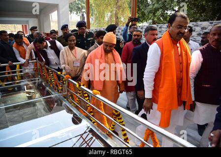 Allahabad, Indien. 10 Jan, 2019. Allahabad: Uttar Pradesh Chief Minister Aditya Nath Yogi, stellvertretender Chief Minister Keshav Prasad Maurya, Minister Reeta Bahuguna Joshi bieten das Gebet an Saraswatikoop an Akbar Ford in Allahabad am 10-01-2019. Foto von Prabhat Kumar Verma Credit: Prabhat Kumar Verma/Pacific Press/Alamy leben Nachrichten Stockfoto