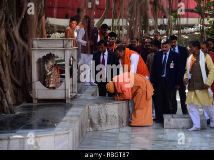 Allahabad, Indien. 10 Jan, 2019. Allahabad: Uttar Pradesh Chief Minister Aditya Nath Yogi, stellvertretender Chief Minister Keshav Prasad Maurya, Minister Reeta Bahuguna Joshi bieten das Gebet an Akshayvaat Akbar Ford in Allahabad am 10-01-2019. Foto von Prabhat Kumar Verma Credit: Prabhat Kumar Verma/Pacific Press/Alamy leben Nachrichten Stockfoto