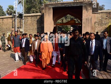 Allahabad, Indien. 10 Jan, 2019. Allahabad: Uttar Pradesh Chief Minister Aditya Nath Yogi zusammen mit anderen Minister innaugurating verschiedenen Regelungen an Khusroobagh in Allahabad am 10-01-2019. Foto von Prabhat Kumar Verma Credit: Prabhat Kumar Verma/Pacific Press/Alamy leben Nachrichten Stockfoto