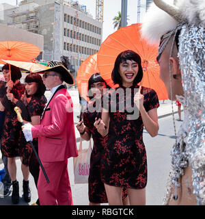 TEL AVIV, Israel - 9 Juni, 2018: ein Mann in Märsche ziehen in der Gay Parade in Tel Aviv, Israel im Jahr 2018. Stockfoto