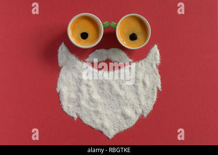 Santa claus Zucker weißen Bart und Espresso Tassen Stockfoto