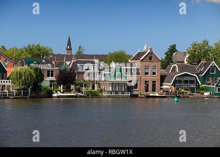 Zaandijk, Niederlande. Malerische Dutch Village View mit Fluss Zaan. Stockfoto
