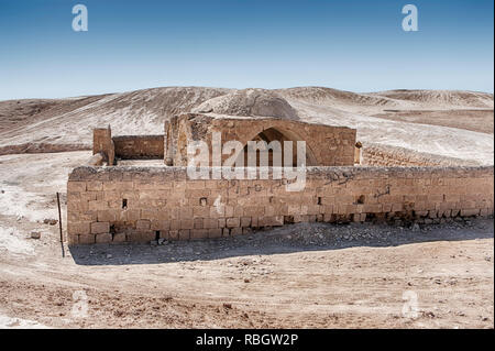 Ein Grab mit einer Mauer aus Stein steht mitten in der Wüste Negev in Israel. Stockfoto