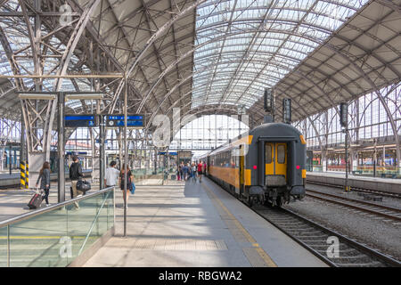 Prag, Tschechische Republik - 26. August 2018: die Passagiere einen Zug auf dem Prager Hauptbahnhof Stockfoto