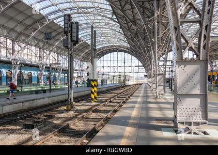 Prag, Tschechische Republik - 26. August 2018: sonnigen Tag auf Prag Hauptbahnhof, Tschechische Republik Stockfoto