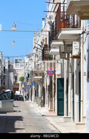 POLIGNANO A MARE, Italien - 29. MAI 2017: Typische Wohnstraße Polignano a Mare in Apulien, Italien. Mit 50,7 Millionen jährlichen Besuchern Italien ist einer o Stockfoto