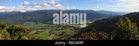 Um Neuseeland - eine atemberaubende Aussicht von Takaka Hill auf Neuseelands Südinsel - Panorama Stockfoto