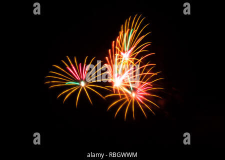 Buntes Feuerwerk den Nachthimmel während einer Feier im Sommer Stockfoto
