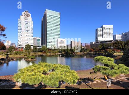 Tokio - die Skyline der Wolkenkratzer von Kyu Shiba Rikyu Garten gesehen. Stockfoto