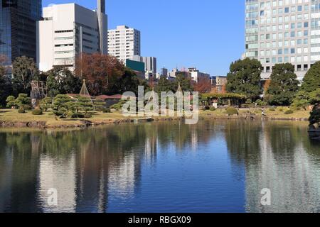 Tokio Skyline - Stadt von Kyu Shiba Rikyu Garten gesehen. Stockfoto