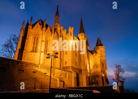 Am Abend Blick auf die Burg Hohenzollern in Deutschland Stockfoto