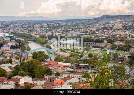 Luftaufnahme von Tiflis vom Mount Mtatsminda Stockfoto