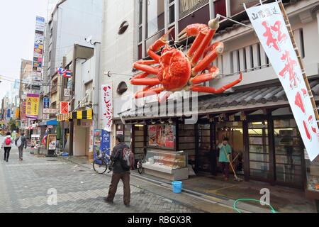 OSAKA, Japan - 23 November, 2016: die Menschen besuchen Dotonbori Street in Osaka, Japan. Dotonbori ist das Vergnügungsviertel von Osaka. Stockfoto