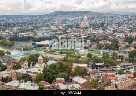 Blick vom Mtatsminda Berg auf Rike Park, Trinity Kathedrale und anderen Sehenswürdigkeiten von Tiflis, Georgien Stockfoto