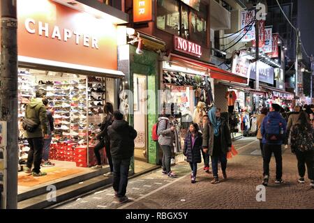 Tokio, Japan - Dezember 4, 2016: die Menschen besuchen Nacht Harajuku Distrikt von Tokio, Japan. Tokyo ist die Hauptstadt von Japan. 37,8 Millionen Menschen leben in Stockfoto