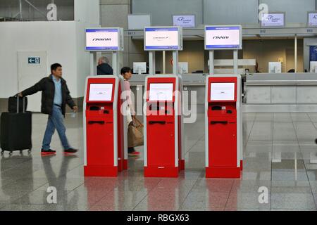 FRANKFURT, Deutschland - Dezember 6, 2016: Passagiere Terminal 2 des Flughafen Frankfurt am Main in Deutschland besuchen. Es ist der 12 verkehrsreichsten Flughafen. Stockfoto