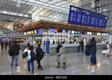 FRANKFURT, Deutschland - Dezember 6, 2016: Passagiere Terminal 2 des Flughafen Frankfurt am Main in Deutschland besuchen. Es ist der 12 verkehrsreichsten Flughafen. Stockfoto